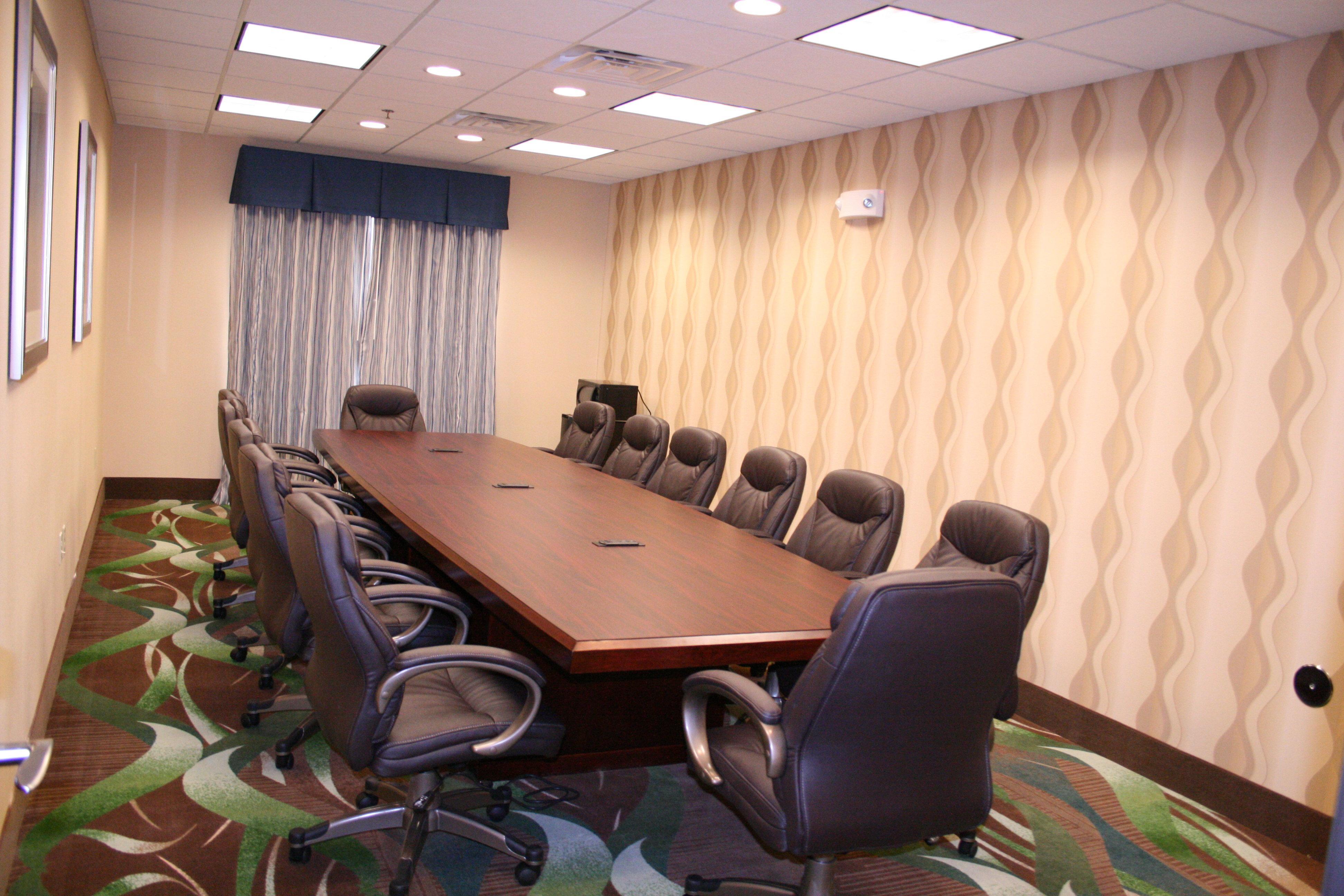 Holiday Inn Express Pratt By Ihg Buitenkant foto